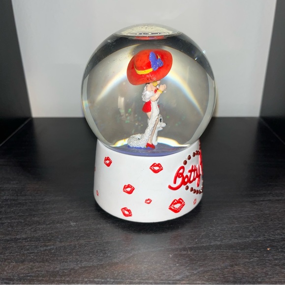 Original Betty Boop & puppy Musical Snow Globe The Look of Love heart & kisses - Picture 3 of 7